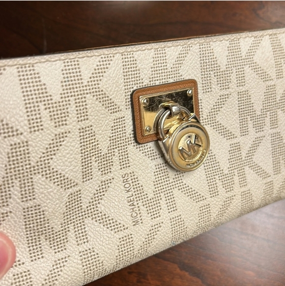 Michael Kors Beige Wallet - Picture 8 of 16